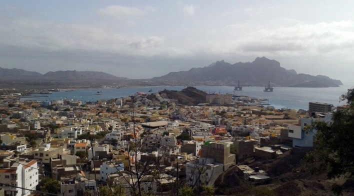 Mindelo, vista da Baía do Porto Grande a partir do bairro Chã de Alecrim, em que se percebe a relação da cidade com a paisagem envolvente<br />Foto Marcela Santana, 2016 
