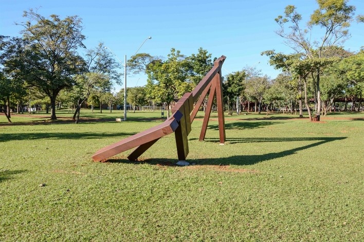 <i>Eixo Paralelo ao da Rotação da Terra</i>, escultura pública de Marco do Valle na Unicamp, novembro de 1987<br />Foto Melissa Vendite 