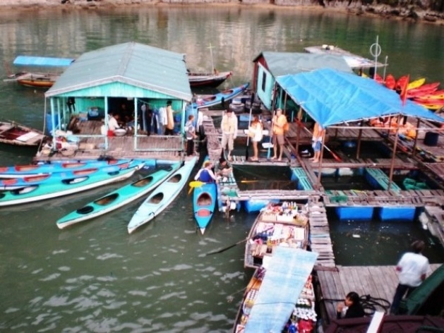Baía de Ha Long: mercado flutuante <br />Foto Lucia Maria Borges de Oliveira 