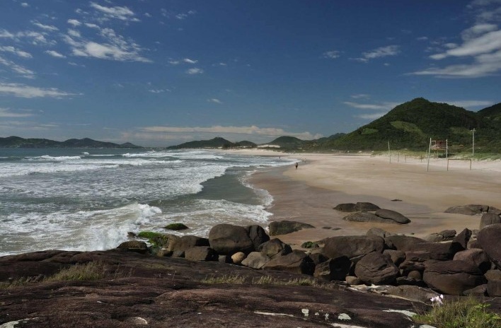 Costão da praia do Siriú, Garopaba SC<br />Foto José Tabacow 