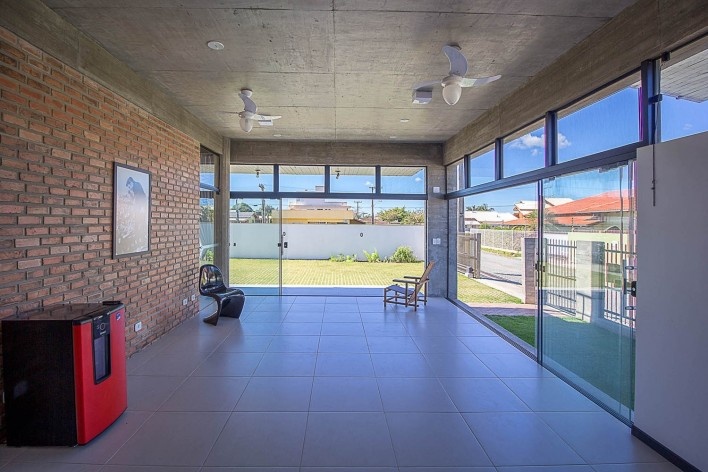 Casa D, Praia Alegre, Penha SC Brasil, 2014. Arquiteto Pablo José Vailatti / PJV Arquitetura<br />Foto Larry Sestrem 
