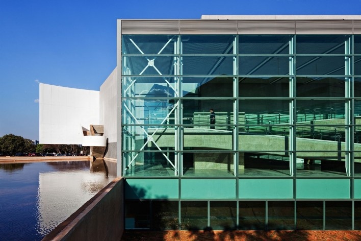 Câmara Legislativa do Distrito Federal, vista externa, Brasília DF, 1989-2007. Projeto Paulista de Arquitetura<br />Foto Nelson Kon 