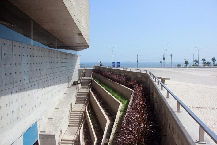 Lugar de la Memória, la Tolerância y la Inclusión Social, vista dos terraços e praça voltados a cidade, Lima, Perú. Arquitetos Barclay & Crousse<br />Foto Bruno Carvalho, abr. 2017 