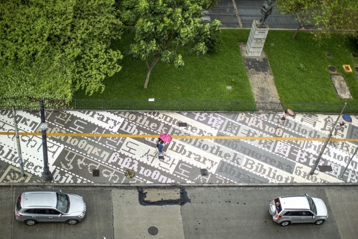 Paraler, vista aérea da intervenção. Regina Silveira<br />Foto Bruna Goldberger 