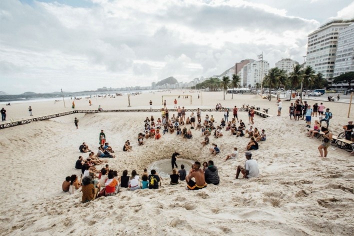 A praia e o tempo, praia de Copacabana, Rio de Janeiro RJ Brasil, 2018. Arquiteto Pedro Varella / Gru.a Arquitetos<br />Foto divulgação / disclosure image  [Acervo / Collection Gru.a Arquitetos]