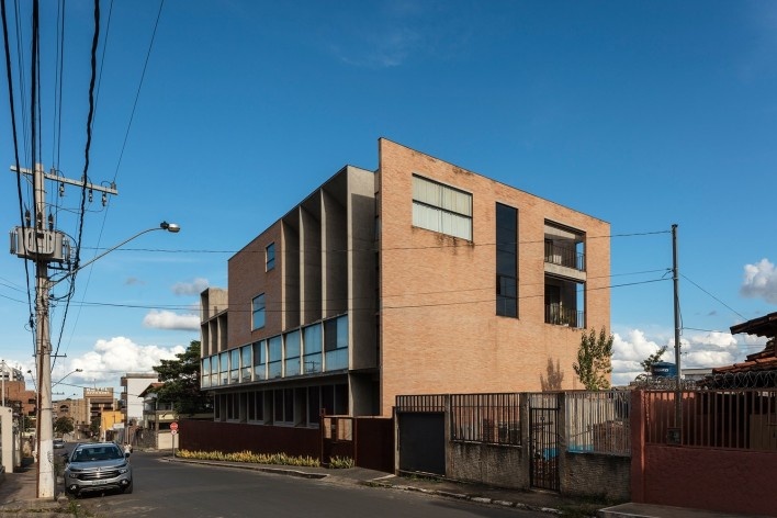 Estúdios Ouro Preto, Sete Lagoas MG Brasil, 2016. Arquitetos Carlos Alberto Maciel e Ulisses Mikhail Jardim Itokawa / Arquitetos Associados<br />Foto Leonardo Finotti 