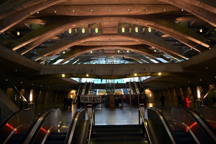 Interior da Estação Oriente, amanhecendo o dia, Lisboa<br />Foto Juliano Carlos Cecílio Batista Oliveira 