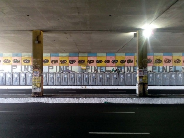 Fileiras de banheiros químicos nos arredores do circuito Osmar<br />Foto Volha Yermalayeva Franco 
