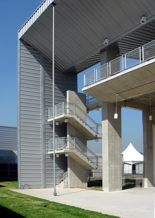 Arena de Tiro ao Prato, detalhe da escada<br />Imagem dos autores do projeto 