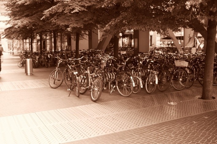Bicicletas estacionadas em “bicicletário” próximo ao Sony Center, na região de Potsdamer Platz. Berlim, Alemanha, julho 2010<br />Foto Francisco Alves 