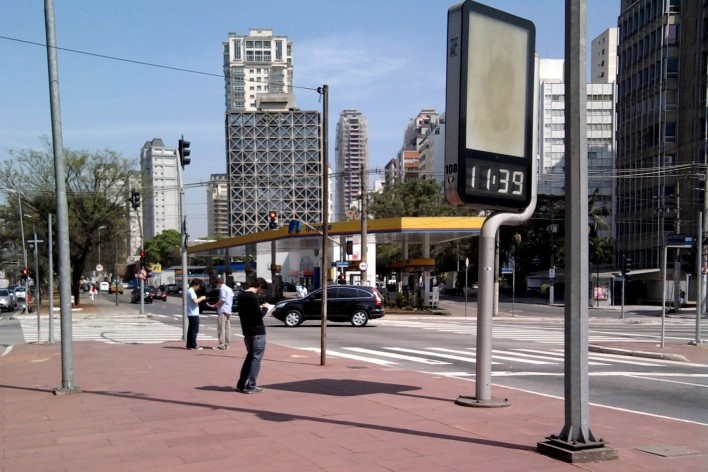 Oficina de desenho urbano MCB, interferências verticais: postes de fiação elétrica, relógio, iluminação, São Paulo, 2011<br />Foto Fabio Dias e Luiz Gustavo Sobral 