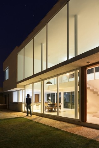 Casa vale do sol, aberturas para o quintal, cena noturna. Marcos Franchini<br />foto Gabriel Castro 