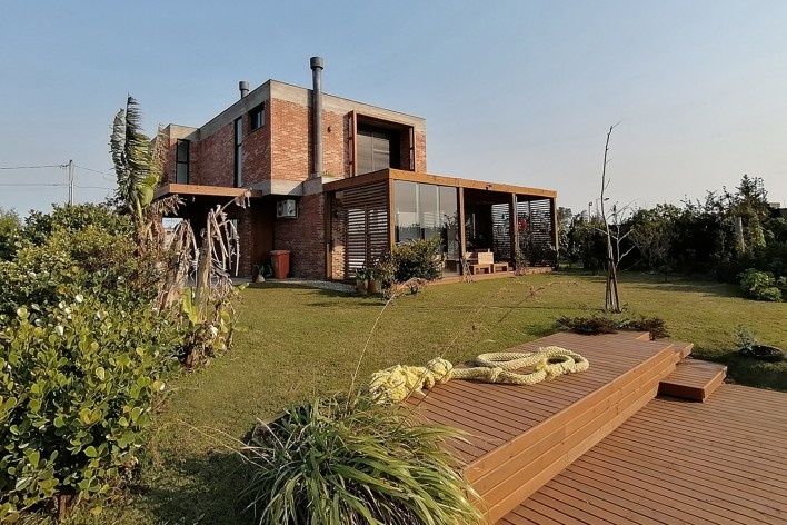 Casa Los Muros, Xangri-lá RS Brasil, 2015. Arquitetos Cristiano Kunze e Nathalia Cantergiani / Cantergiani + Kunze Arquitetos<br />Foto divulgação  [Cantergiani + Kunze Arquitetos]