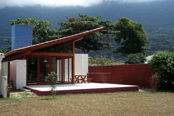 Residência em Guaecá, São Sebastião SP Brasil, 2006. Arquitetos Henrique Fina, Luis Mauro Freire e Maria do Carmo Vilariño (autores) / Projeto Paulista<br />Foto Luis Mauro Freire 