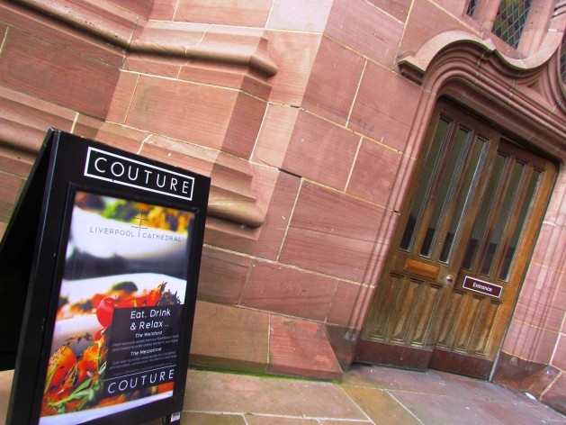Placa com informações sobre o restaurante da Catedral de Liverpool<br />foto Ana Paula Spolon 
