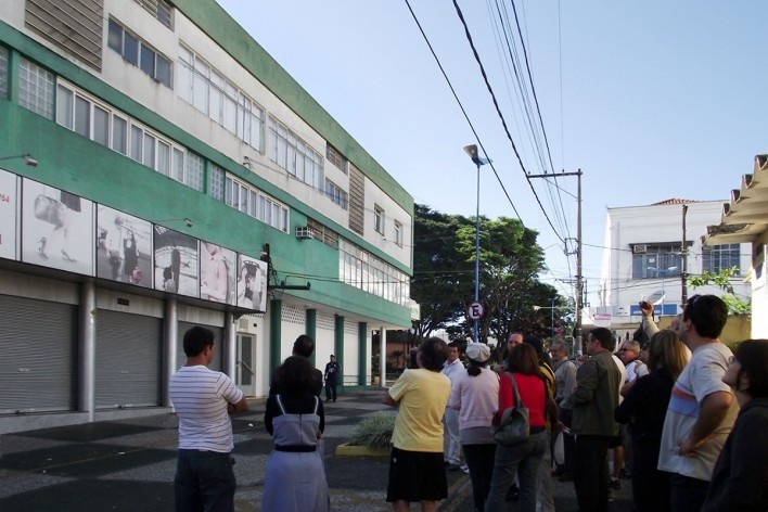 Grupo diante do prédio projetado por Carlos Lack<br />Foto Mauro Ferreira 