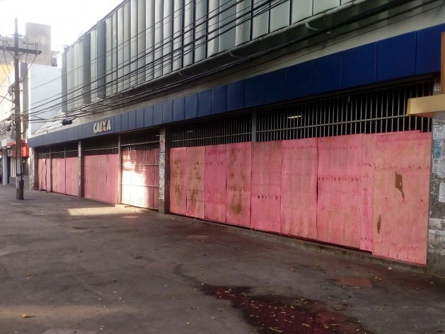 Tapumes protegendo a grade da agência da Caixa Econômica na avenida Sete de Setembro<br />Foto Volha Yermalayeva Franco 