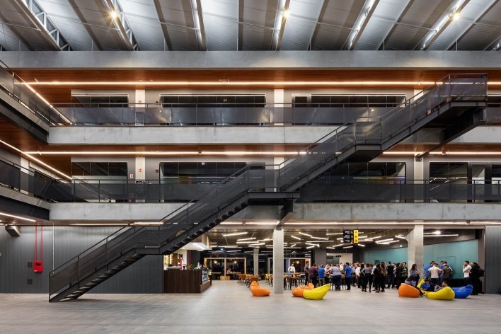 Ágora Tech Park, Joinville SC Brasil, 2019. Arquitetos Marcus Vinicius Damon, Guilherme Bravin e Andressa Diniz / Estúdio Módulo<br />Foto Nelson Kon 