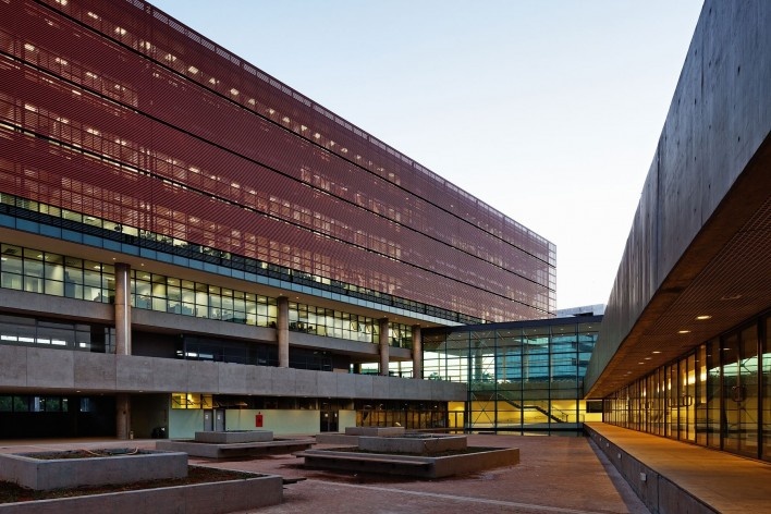 Câmara Legislativa do Distrito Federal, praça rebaixada, Brasília DF, 1989-2007. Projeto Paulista de Arquitetura<br />Foto Nelson Kon 