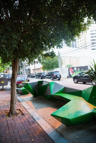 Parklet Joaquim Antunes. Zoom e Contain It.<br />Foto Fabio Arantes 