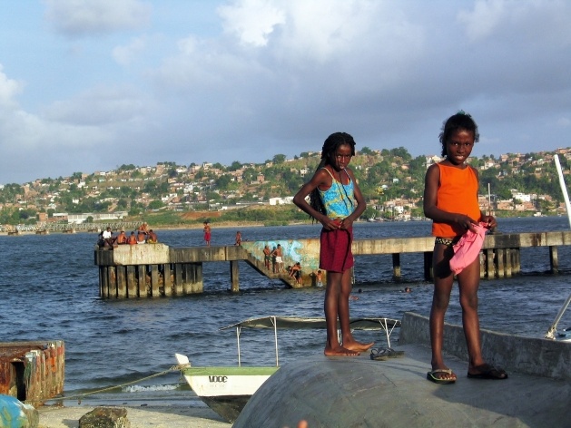 Meninas na cidade baixa de Salvador<br />Foto Nelson Kon 