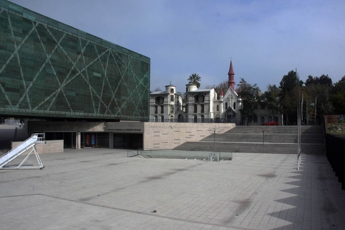 Museo de la Memória y los Derechos Humanos, vista da praça da entrada do museu, Santiago, Chile. Arquitetos Mario Figueroa, Lucas Fehr e Carlos Dias/ Estúdio América<br />Foto Bruno Carvalho, mai. 2016 