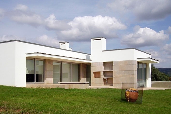 Casa na Cruz de Oliveira, 1ª fase, Benedita, Portugal. Arquiteto Pedro Fonseca Jorge<br />Foto Pedro Fonseca Jorge / Pedro Cavaco Leitão 