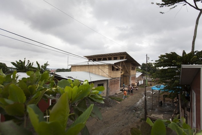 Centro Cultural Chamanga, San José de Chamanga, Esmeraldas, Ecuador, 2018. Atarraya Taller de Arquitectura, Opción Más Chamanga, Universidad de Ciencias Aplicadas de Munich, Universidad Estatal de Portland y Universidad de Tokio<br />Foto Santiago Oviedo 