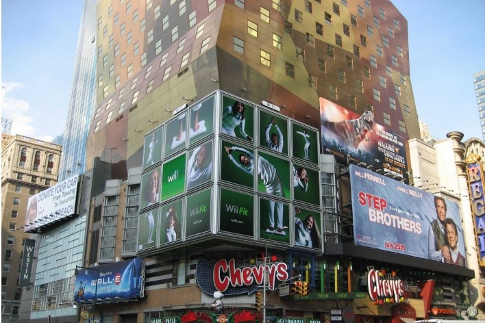 imagem kitsch da publicidade a um quarteirão do New Yok Times de Renzo Piano, 42th Street<br />foto José Barki 