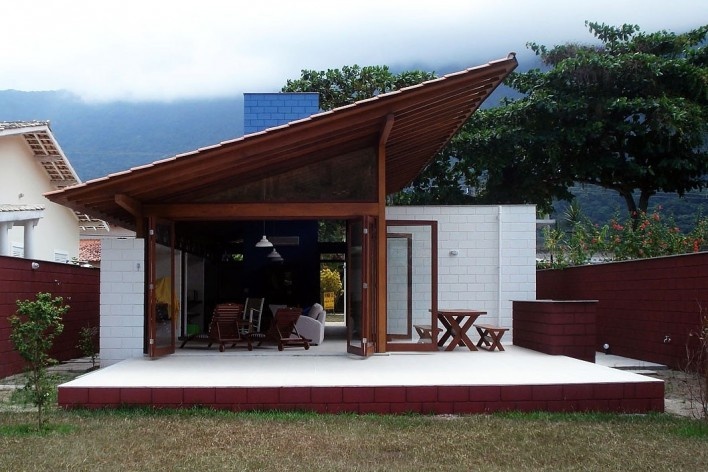 Residência em Guaecá, São Sebastião SP Brasil, 2006. Arquitetos Henrique Fina, Luis Mauro Freire e Maria do Carmo Vilariño (autores) / Projeto Paulista<br />Foto Luis Mauro Freire 