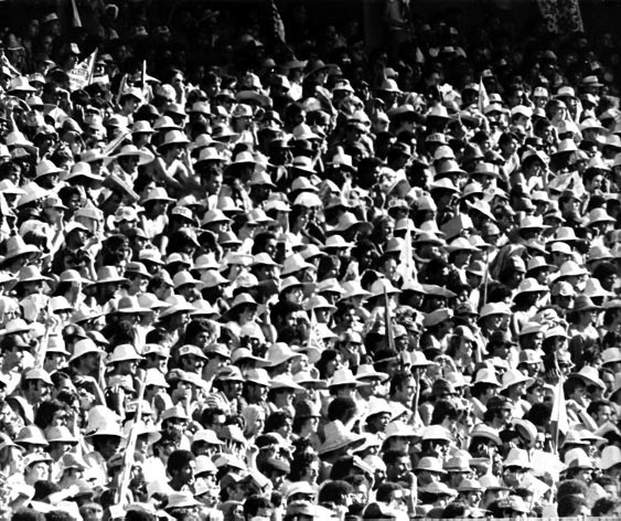 Torcida em momento de apreensão na decisão do Beira-Rio