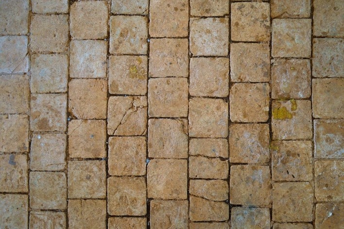 Capela de São João Batista, piso em tijoleira ou mezanela na sacristia, extinto Arraial do Ferreiro, Goiás Velho GO, 2014<br />Foto Elio Moroni Filho 