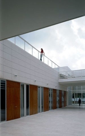 Accesos al Salón de Actos por el patio<br />Foto de Fernando Alda 