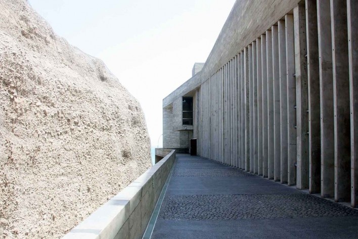 Lugar de la Memória, la Tolerância y la Inclusión Social, vista do acesso ao museu voltado a encosta, Lima, Perú. Arquitetos Barclay & Crousse<br />Foto Bruno Carvalho, abr. 2017 