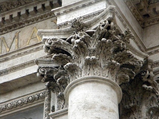 O capitel de coluna da Fontana de Trevi de Bernini em Roma apresenta folhas e acima delas até mesmo as flores do Acanto<br />Foto Christiane Lisboa 