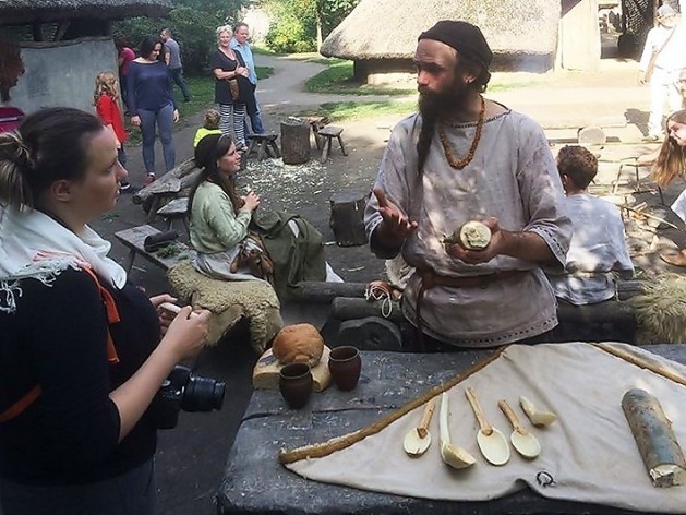 Voluntários do museu vestidos a caráter produzem peças artesanais de madeira<br />Foto Ana Carolina Brugnera / Lucas Bernalli Fernandes Rocha 