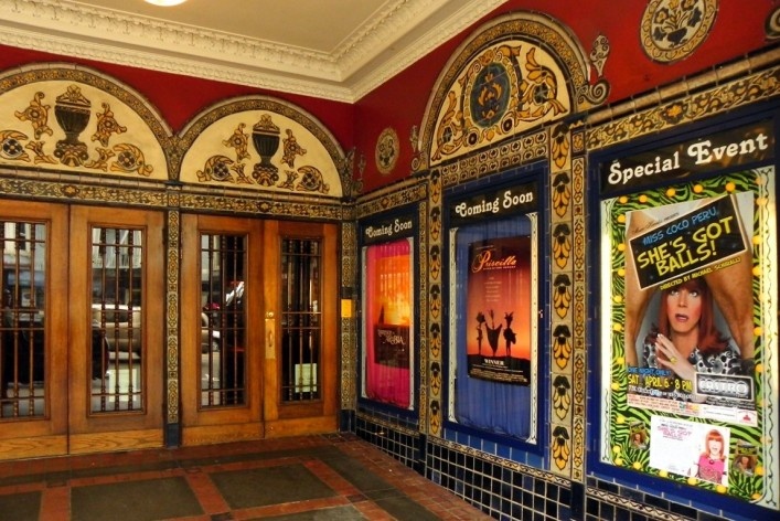 Castro Theatre. A programação do teatro tem temática LGBT; além de Priscila, a rainha do deserto, havia a opção, de assistir uma peça com Miss Coco Peru, famosa drag queen californiana<br />Foto Maria Carolina Maziviero, 05/04/2014 