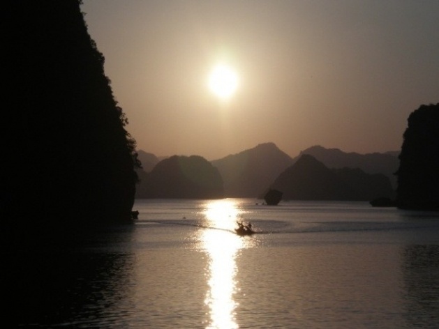 Baía de Ha Long, fim de tarde<br />Foto Lucia Maria Borges de Oliveira 