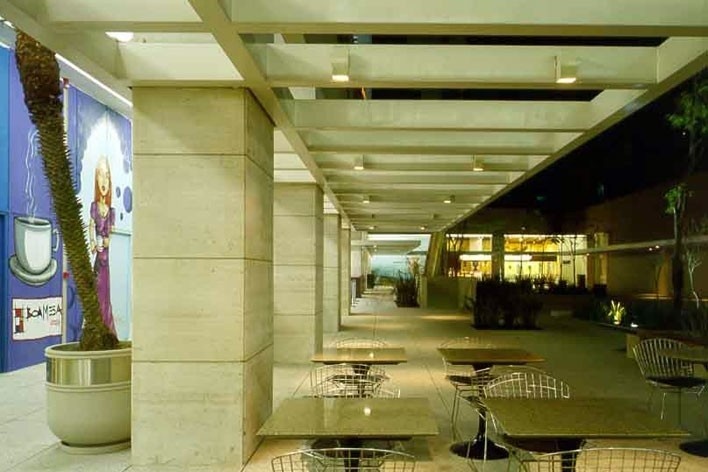 Passagem coberta, acessando lojas, cafés, restaurantes, cinemas, praça de acesso coletivo e edifícios com programas diversos<br />Foto Nelson Kon 
