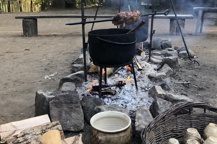 No horário das refeições, o mesmo fogo assa a carne<br />Foto Ana Carolina Brugnera / Lucas Bernalli Fernandes Rocha 