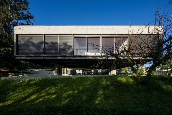 Casa em Cotia, UNA Arquitetos, 2016<br />Foto Nelson Kon 