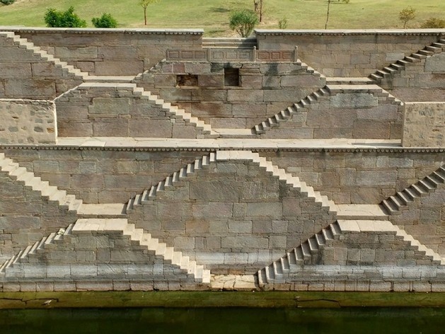 Cisterna Hadi Rani em Toda Rai Singh (zig zag)<br />Foto Carlos M Teixeira 