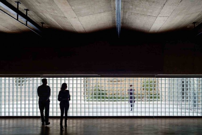 Centro Universitário Maria Antônia, área expositiva abaixo do espaço público superior, São Paulo SP. Arquitetos Cristiane Muniz, Fábio Valentim, Fernanda Barbara e Fernando Viégas / Una Arquitetos<br />Foto Nelson Kon 