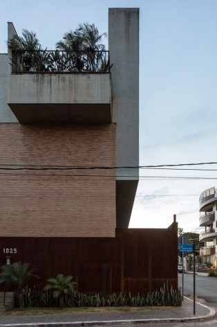 Estúdios Ouro Preto, Sete Lagoas MG Brasil, 2016. Arquitetos Carlos Alberto Maciel e Ulisses Mikhail Jardim Itokawa / Arquitetos Associados<br />Foto Leonardo Finotti 