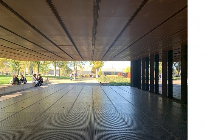 Museu Soulages, balanço sobre a entrada ao museu, França, 2014. RCR Arquitectes<br />Foto Mariana Magalhães Costa 