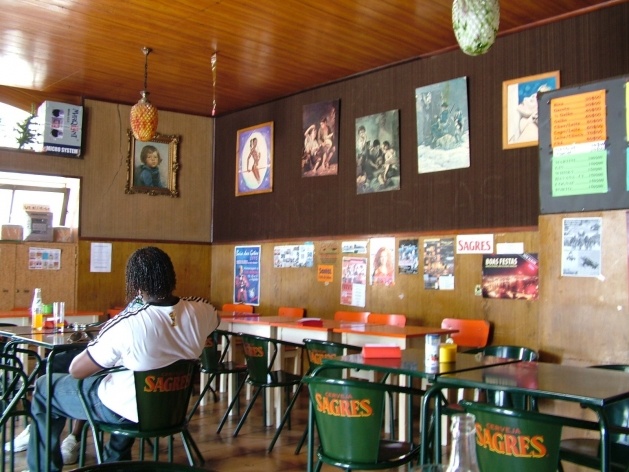 Cena de bar em Mindelo<br />Foto Paula Janovitch 