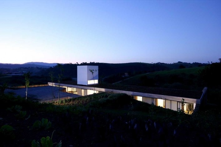 Casa em Joanopolis, vista externa noturna, Una Arquitetos, menção honrosa categoria profissional/ obras concluídas. Joanopolis, SP, 2005-2008.