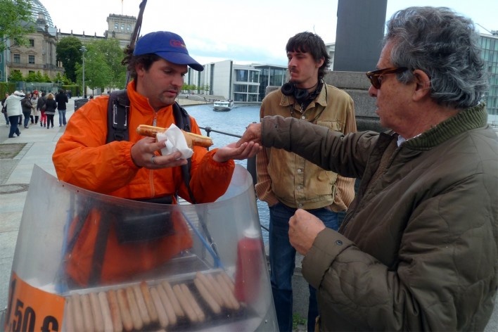 Comendo na rua, Berlim, Alemanha<br />Foto Michel Gorski 