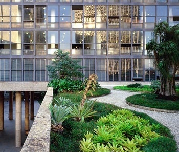 alácio Gustavo Capanema, antigo MES, arquitetura de Lucio Costa e equipe, paisagismo de Burle Marx [Foto Nelson Kon]