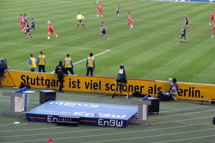 Vista do campo de jogo. Com detalhe para a mensagem voltada para a torcida: Stuttgart ist viel schöner als Berlin – “Stuttgart é bem mais bonita que Berlim”<br />Foto Roberto Rüsche 